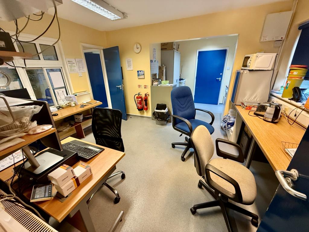 Lot: 58 - DOCTORS SURGERY WITH VACANT UPPER PARTS OFFERING POTENTIAL - Reception area